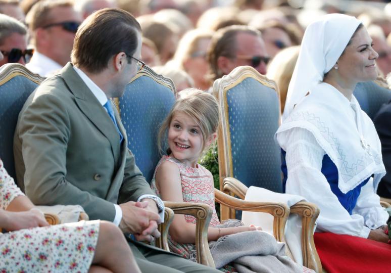 <p><strong>Принцеса Естел, Швеция &ndash; 8-годишна</strong></p>

<p>Тази млада принцеса е по-голямото дете и единствена дъщеря на престолонаследницата Виктория и принц Даниел, херцог на Вестертланд. Тя е най-голямото внуче на крал Карл XVI Густаф и е втори по ред наследник на шведския трон след майка си. Принцеса Естел има брат, принц Оскар, който е на три години.</p>