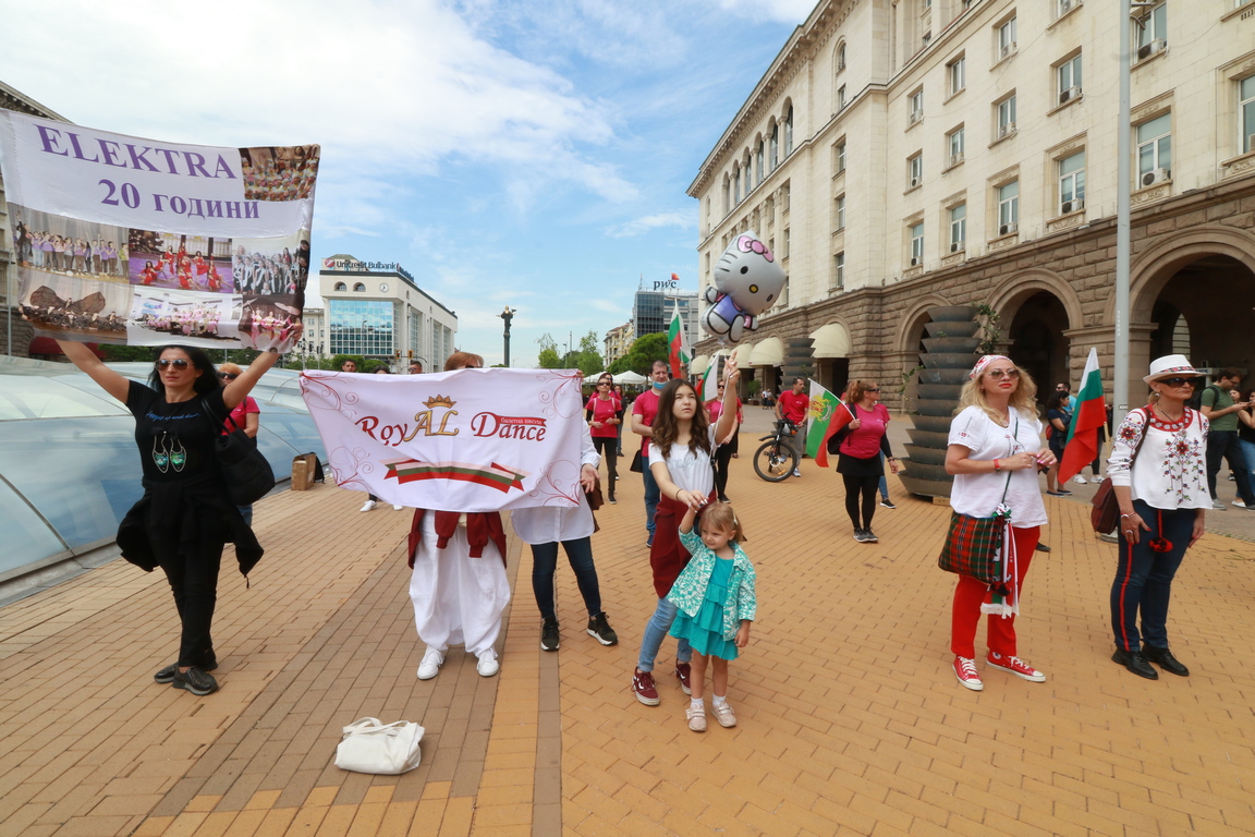 <p>Това освен призвание, за нас да съхраняваме българската култура, е и нашата работа&ldquo;, заяви Иванов и казва, че по неофициална информация, с която разполага, около 40 клуба и ансамбли не са успели да издържат и са преустановили дейност.</p>