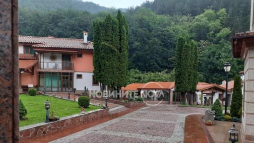  Вижте вилата на проверяван зам.-министър (видео и снимки) 