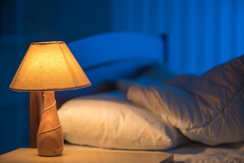 <p>Подходящо осветление - повечето хотели доста внимателно подбират осветелението си, защото знаят много добре, че то създава голяма част от уюта и атмосферата на стаята. Ето защо и вие трябва да помислите внимателно за осветителните тела в спалнята си.</p>