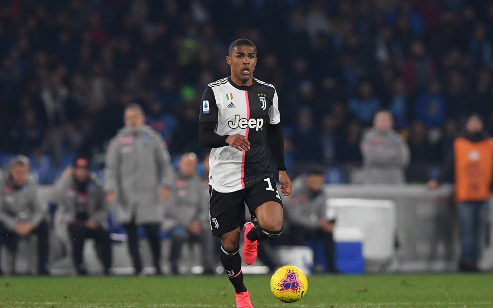 Манчестър Юнайтед е отправил оферта към крилото на Ювентус Дъглас