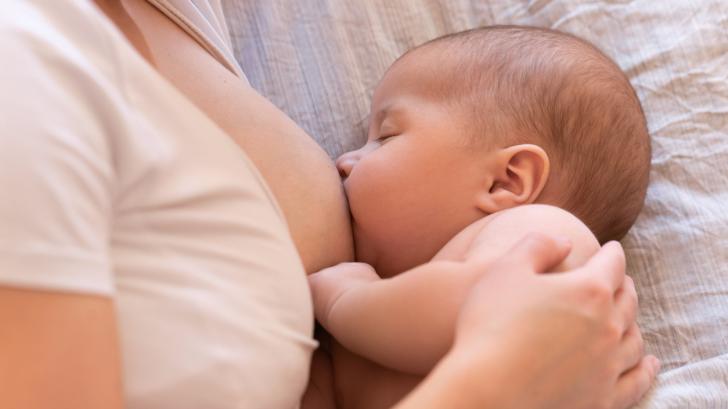 Гърдите по време на кърмене: Как изглеждат, защо се променят и какво можеш да направиш