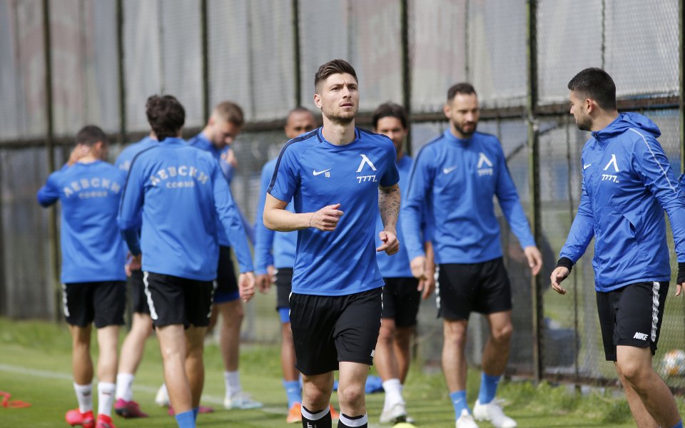 Първият отбор на Левски продължава с тренировъчните занимания преди рестартирането