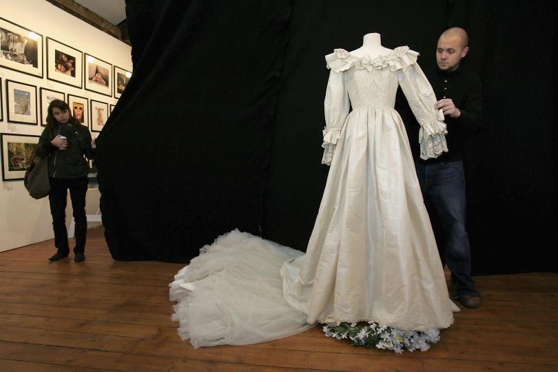<p><strong>Роклята на принцеса Даяна</strong></p>

<p>Дизайнерите на сватбената рокля на Даяна са ушили дубликат, както и резервна рокля, в случай че нещо се обърка. Дрехата е преправяна цели 15 пъти, след като талията на принцесата се променя от близо 74 на около 60 см.</p>

<p><span lang="EN-US" style="color:black"><o:p></o:p></span></p>