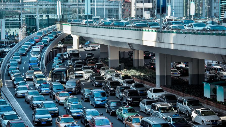 Китай планира да забрани конвенционалните автомобили от 2035 г.