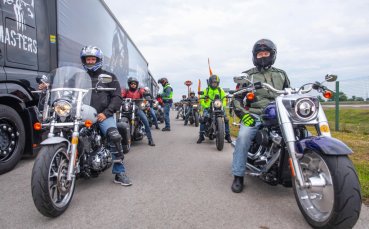 Над 200 фенове на емблематичната марка Harley Davidson събудиха духа и