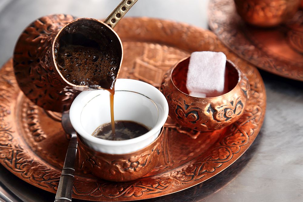 <p><strong>Кафе</strong></p>

<p>Още преди векове йеменски монаси-суфисти приготовлявали напитка от кафени зърна, която наричали &quot;кава&quot;. Ободряващото питие обиколило Мека, Кайро и Дамаск, а през 16 век стигнало и до Константинопол. Там променили името му на &quot;каве&quot;. Малко по-късно напитката направила своя дебют във френската столица Париж, където бързо сe превърнала в хит.</p>