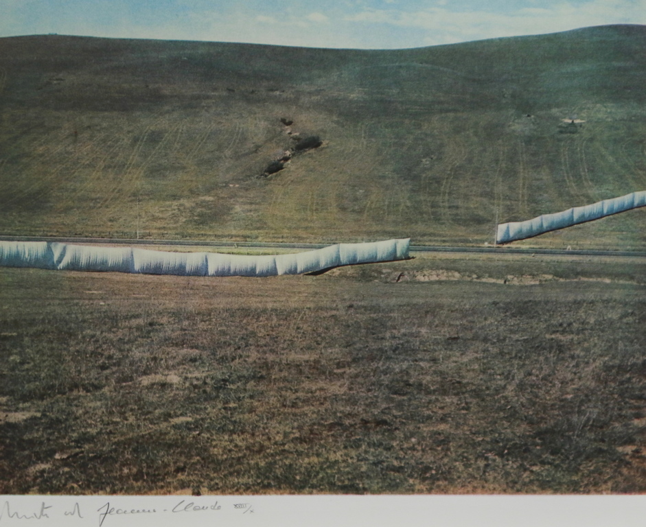 <p>Посетителите ще имат възможност да видят и едно малко известно интервю на Кристо пред Георги Лозанов и камерата на режисьора Стоян Радев, направено в неговото ателие в Ню Йорк и предоставено ни любезно с дублаж на български език от телевизия &bdquo;България он еър&ldquo; Специално място в експозицията има и филмовата програма от шест филма, на английски език за едни от най-известните проекти на Кристо и Жан-Клод.</p>