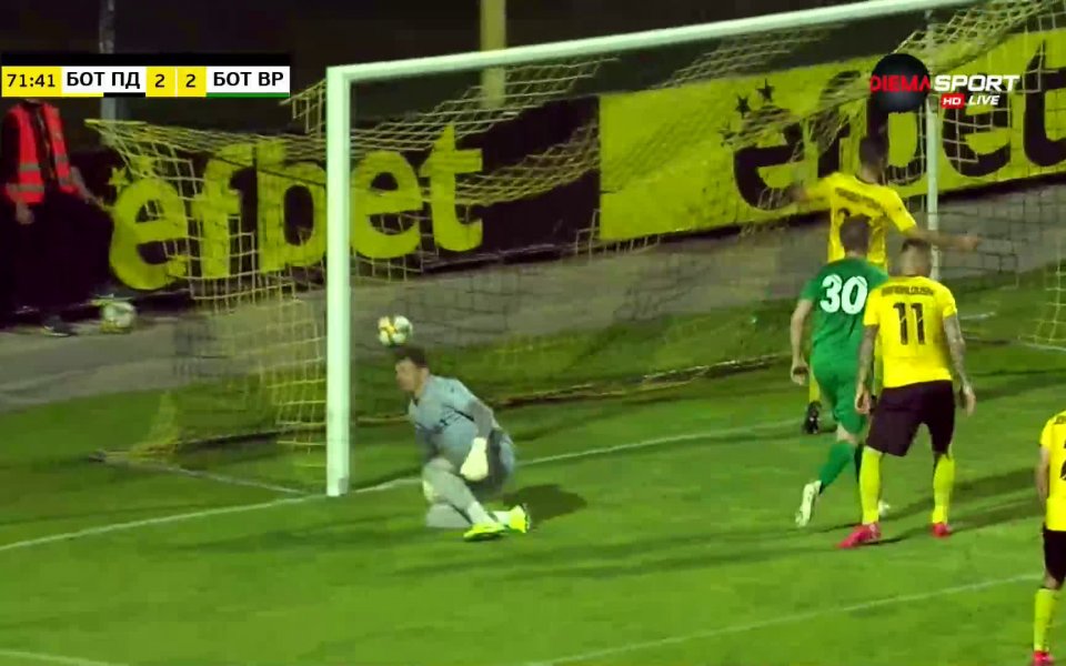 Отново равенство на стадиона в Коматево в 72-ата минута! Центриране