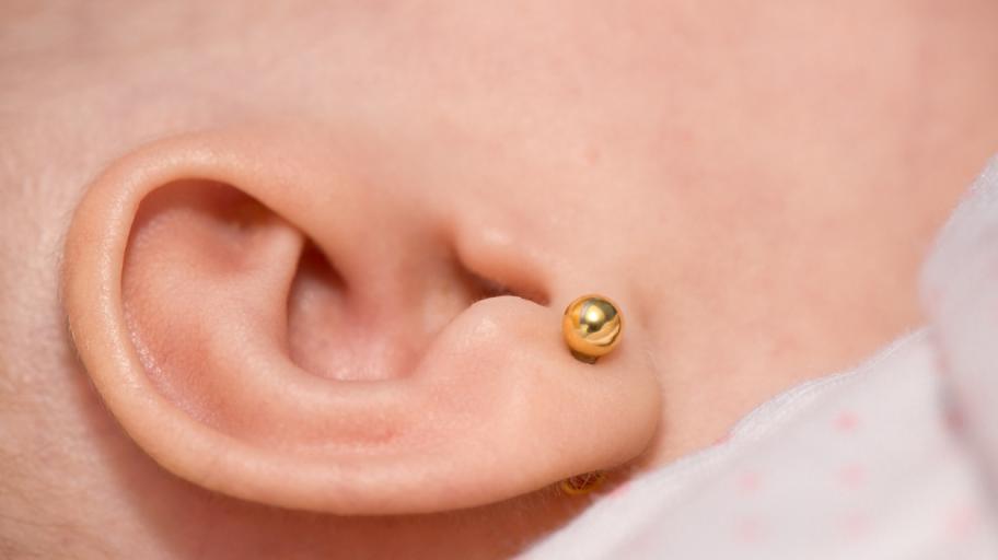 Кога е най-добре да се пробият бебешките уши?