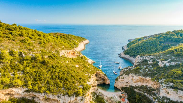 Хърватският остров Вис - приказното място от „Mamma Mia! Отново заедно“