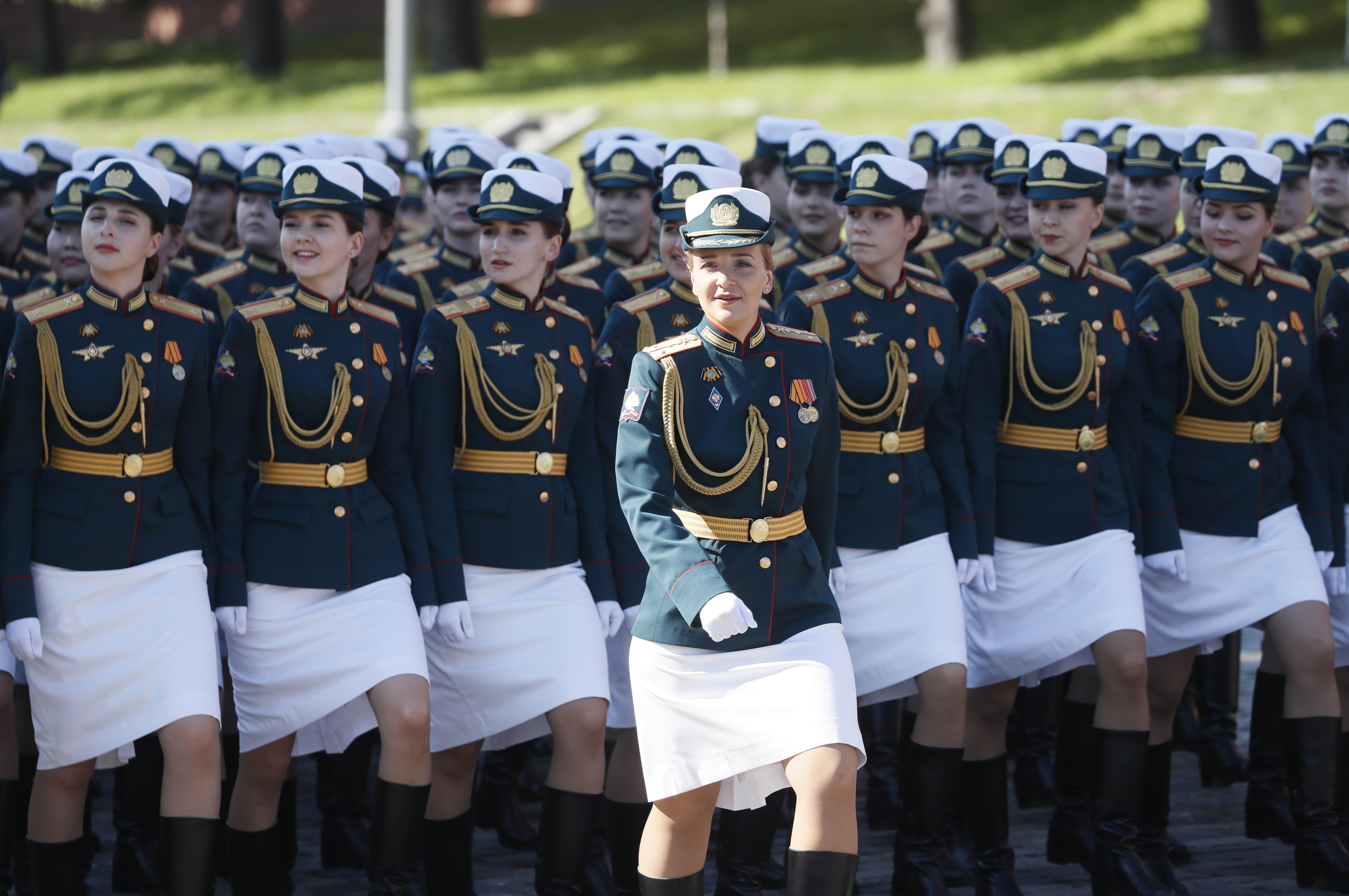 женский полк на параде победы