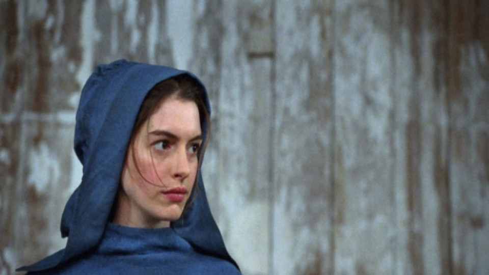 Ан Хатауей в кадър от филма "Клетниците" ("Les Misérables")