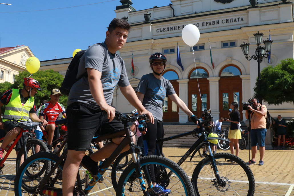 Тази неделя - 28 юни, софиянци и гости на столицата участваха във велопоход, преминал през центъра на града под названието  „София кара колело и тича за по-чист въздух”.