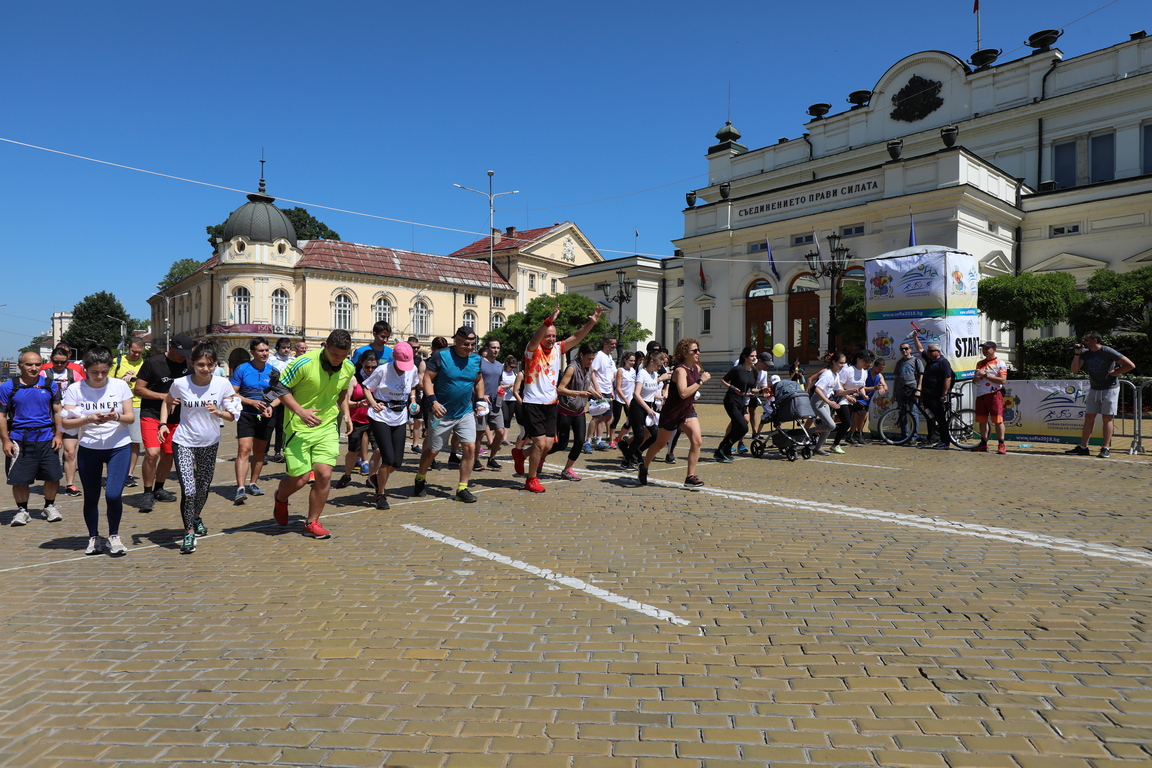 Тази неделя - 28 юни, софиянци и гости на столицата участваха във велопоход, преминал през центъра на града под названието  „София кара колело и тича за по-чист въздух”.
