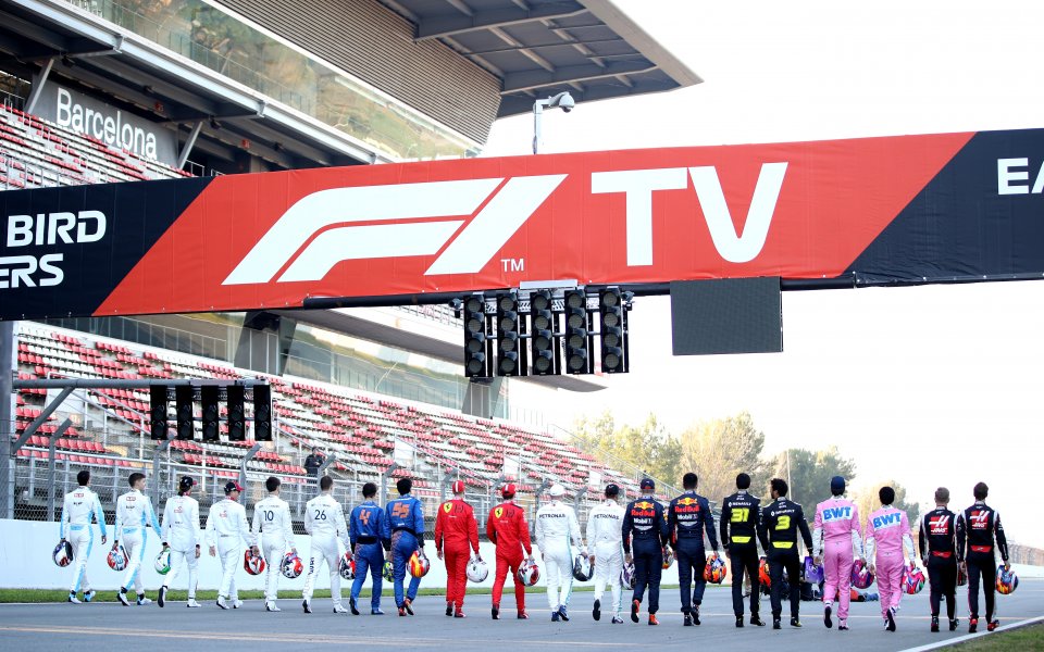 Пилотите от Формула 1 обсъждат дали да застанат на коляно