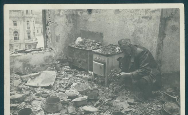  Константин Щъркелов измежду руините на изгорелия си дом след бомбардировките над София. 30 март 1944 година 