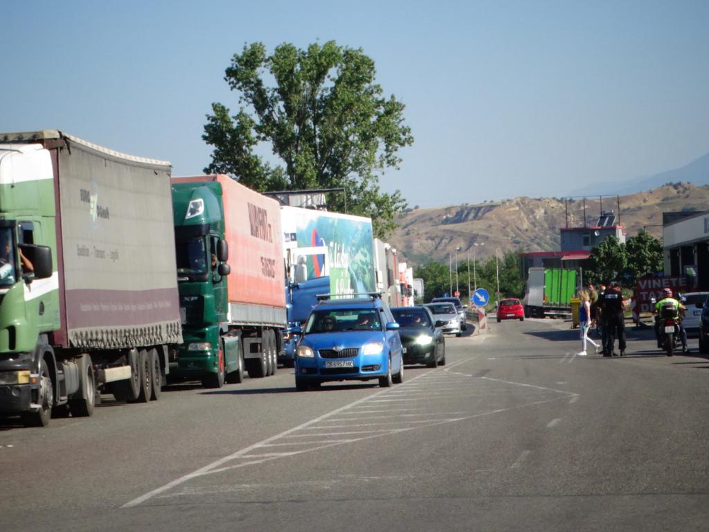 Плътна колона от автомобили има на граничен пункт Кулата