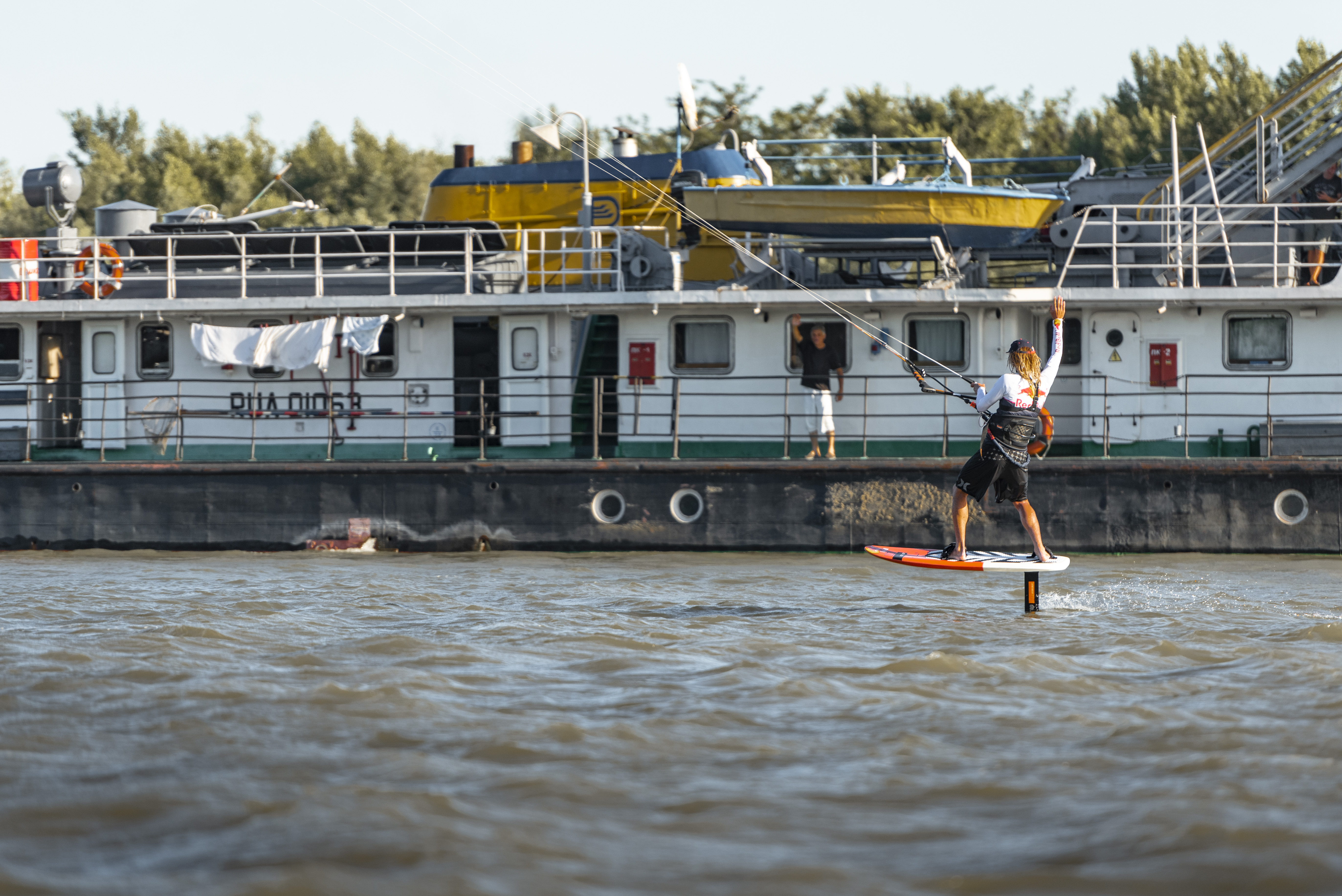 <p>Успехът му е част от първото по рода си трансдисциплинарно Red Bull състезание Air and Water Need Good Wings, което стартира от с. Ново Село, област Видин.</p>