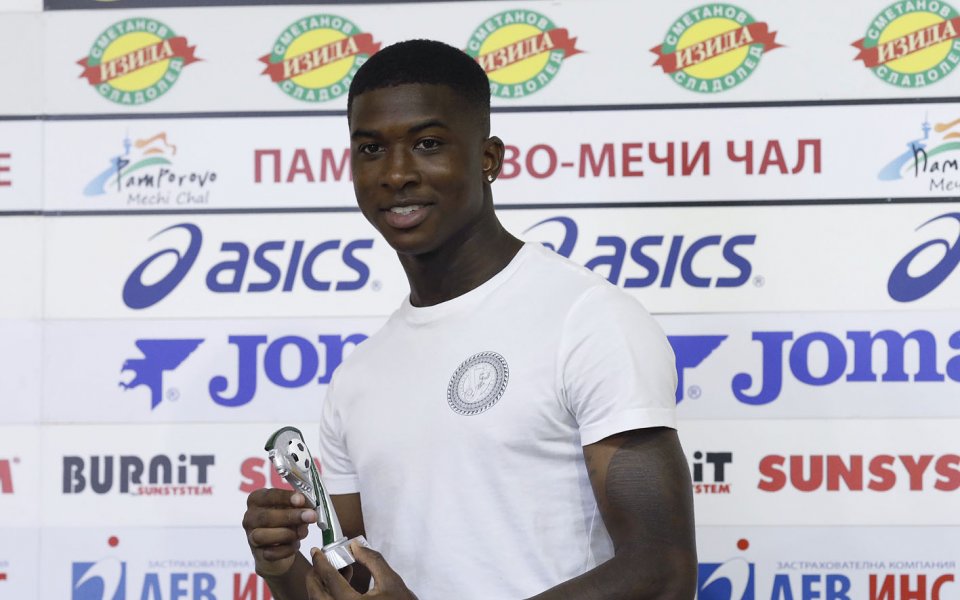 Нападателят на Левски Найджъл Робърта получи наградата си за Играч