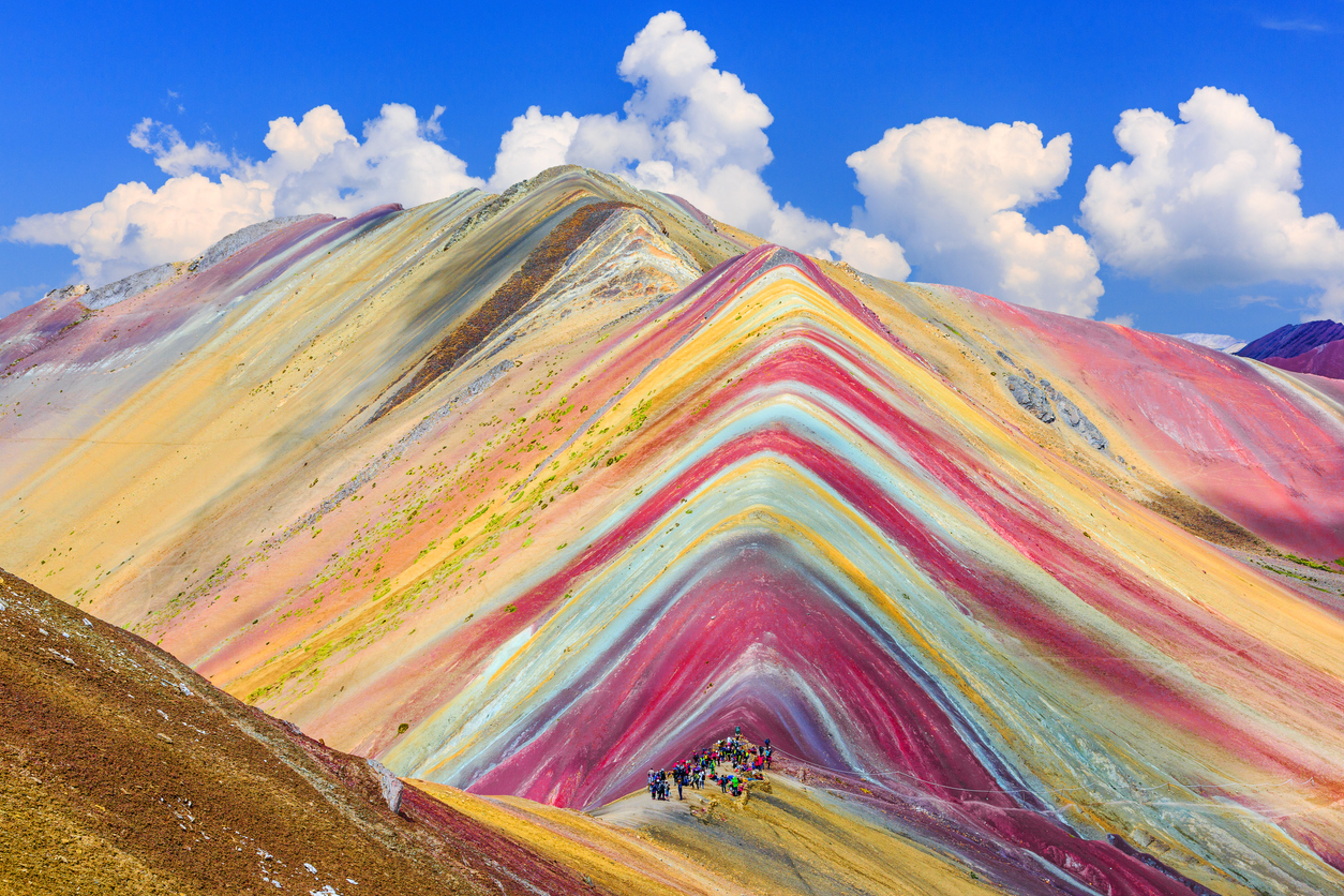 <p><strong>Виникунка - цветната планина</strong></p>

<p>Намира се в Перу, позната е още като &quot;планината-дъга&quot;. Името ѝ в превод означава - Планина на 7-те цвята. Тя е една от най-големите забележителности в региона и привлича туристи от цял свят.&nbsp;<br />
&nbsp;</p>