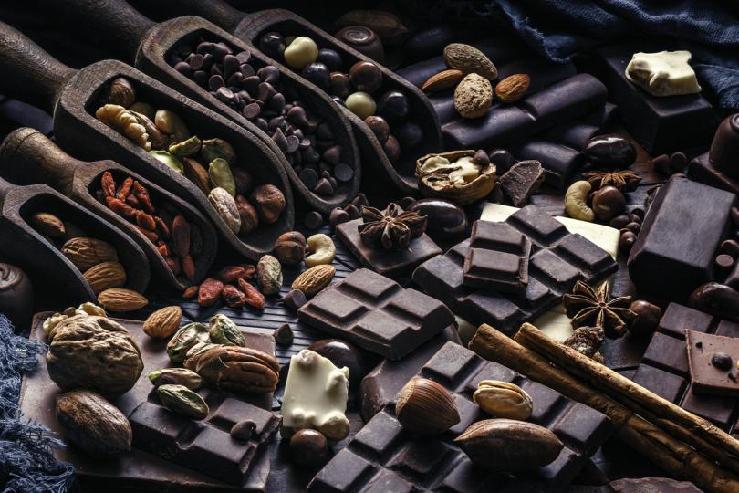 <p><strong>Тъмен шоколад</strong></p>

<p>Какаовите зърна, основната съставка в тъмния шоколад, са пълни с антиоксиданти, които могат да намалят възпалението, предизвикано от ултравиолетовите лъчи, да увеличат кръвообращението и да помогнат на кожата ви да задържа влагата. Черният шоколад е богат на магнезий, който намалява стреса и подобрява продължителността и качеството на съня, което играе голямо значение при стареенето на кожата.</p>