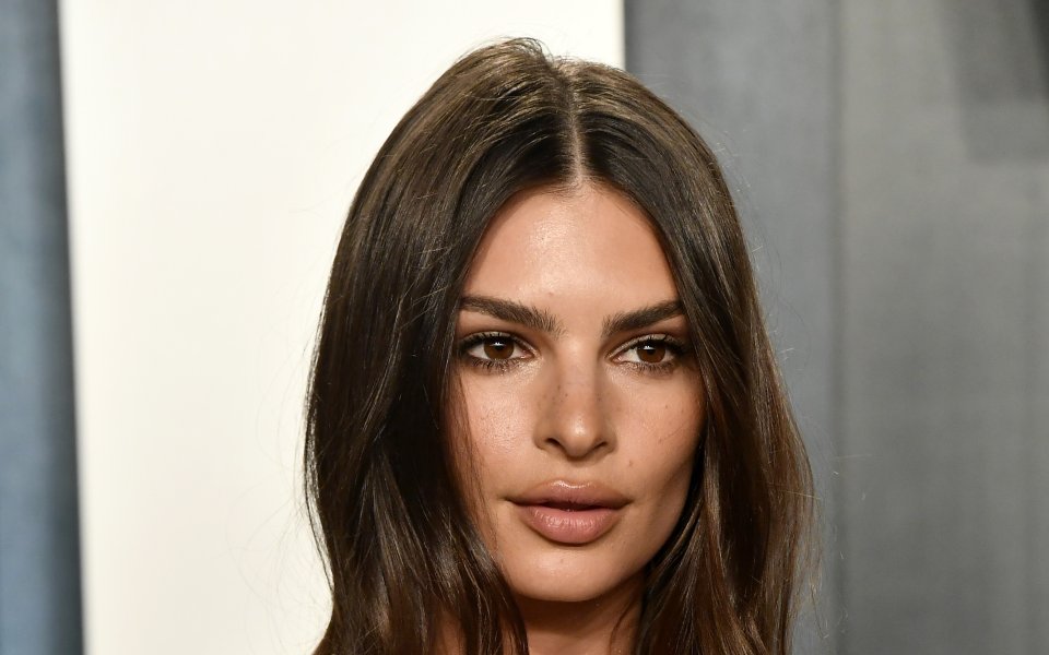 Бившата сърфистка Емили Ратайковски продължава да покорява социалните мрежи. Предизвикателната