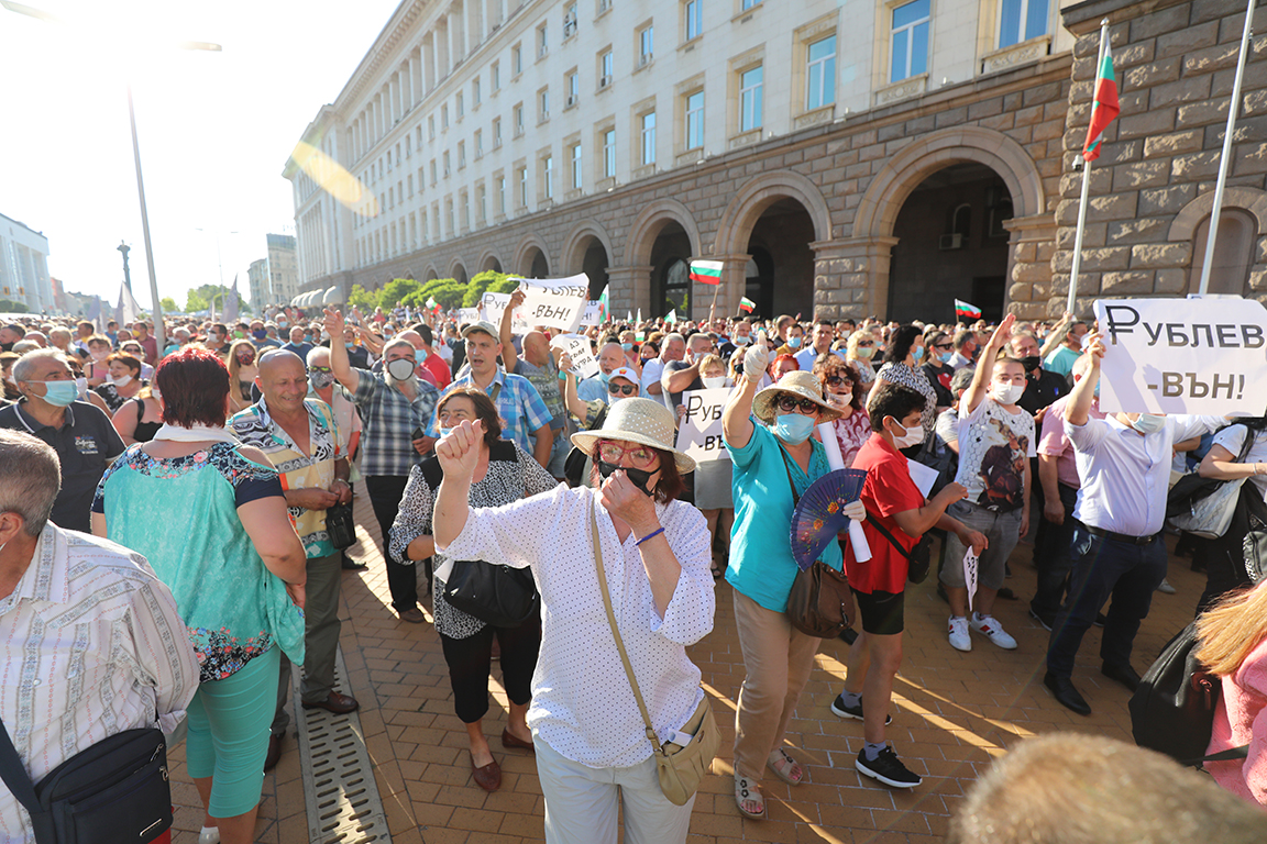 <p>Два протеста на метри един от друг, сблъсъци, арестувани</p>