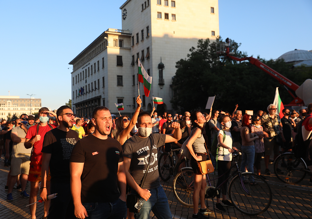 <p>Два протеста на метри един от друг, сблъсъци, арестувани</p>