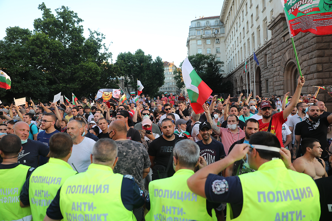 <p>Два протеста на метри един от друг, сблъсъци, арестувани</p>