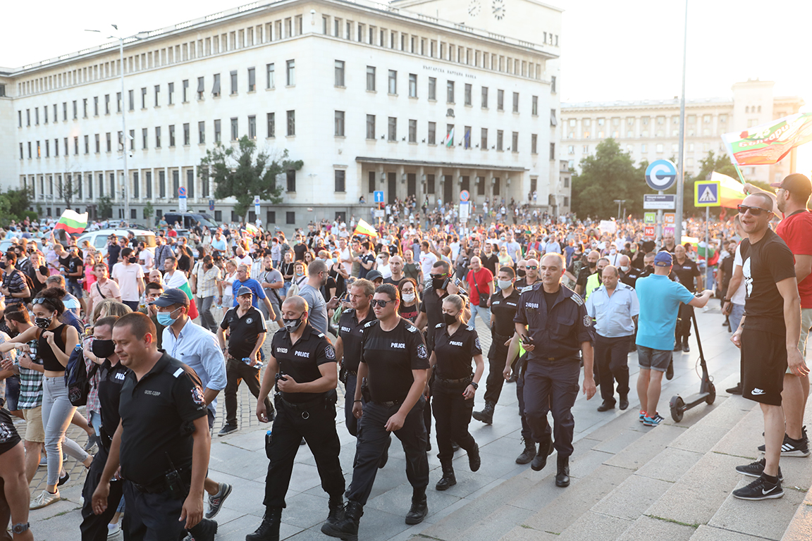 <p>Два протеста на метри един от друг, сблъсъци, арестувани</p>