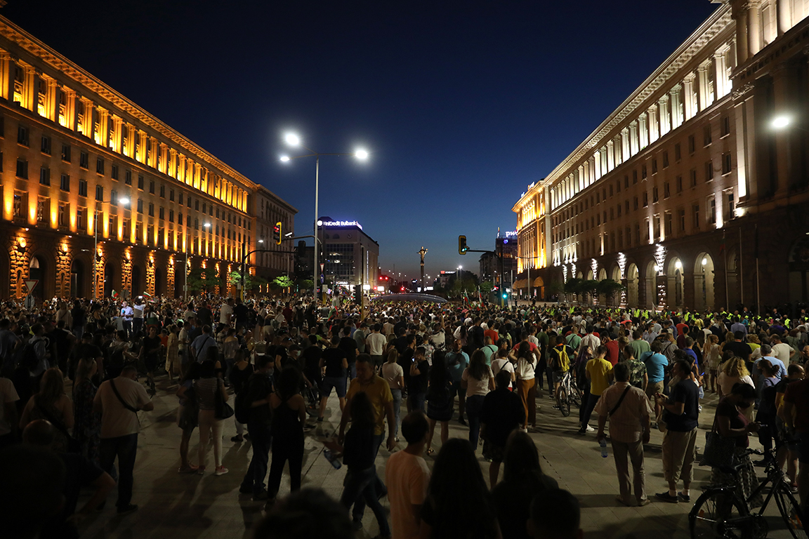 <p>Два протеста на метри един от друг, сблъсъци, арестувани</p>