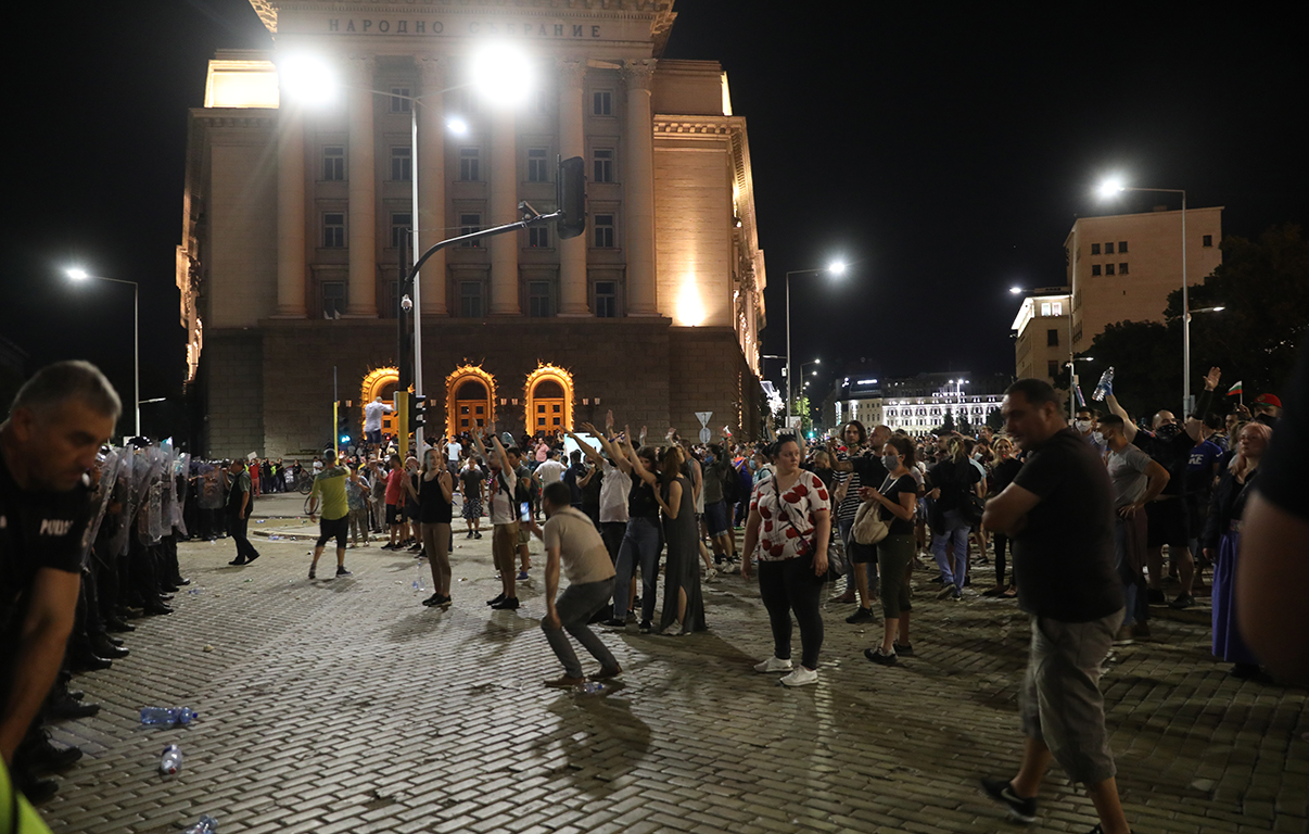 <p>Два протеста на метри един от друг, сблъсъци, арестувани</p>