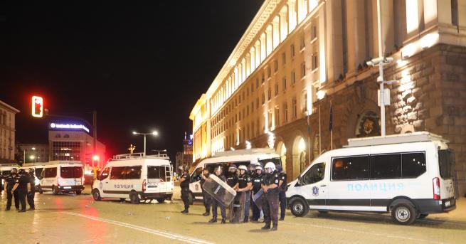 България МВР: Протестиращите сами ни посочваха провокатори Полицаите, които охраняват