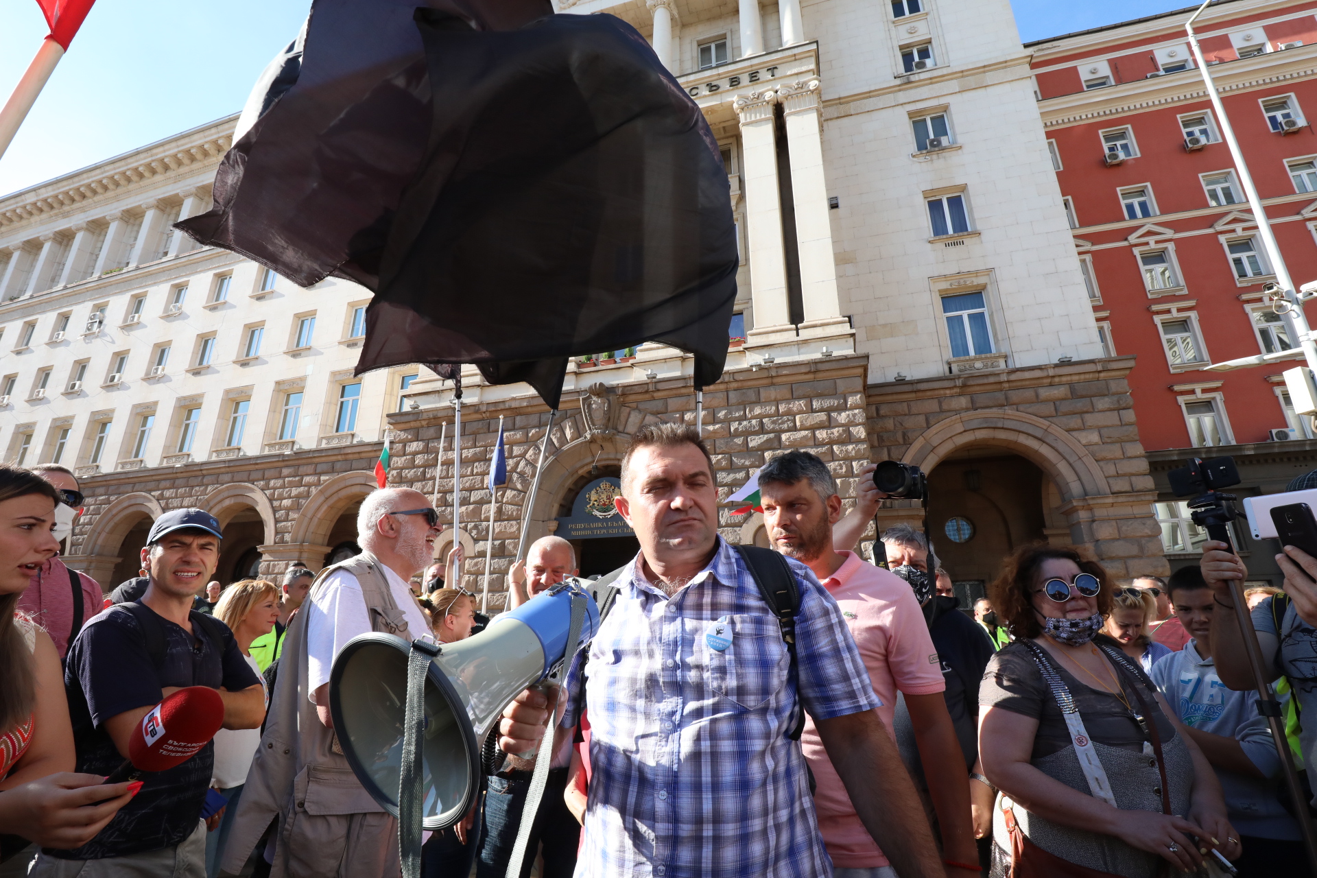 За трета поредна вечер граждани се събраха на протест в центъра на София