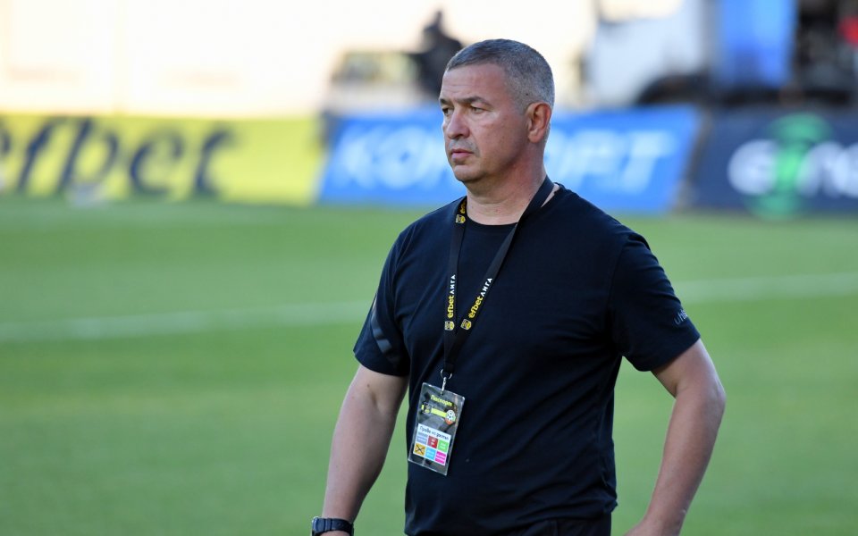 Треньорът на Ботев Пловдив в мача срещу Черно море Диян