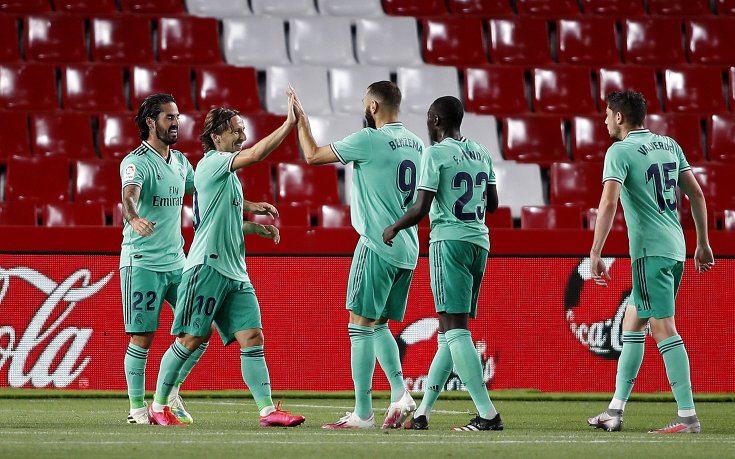 Реал Мадрид потрепери, но титлата в Ла Лига се държи с една ръка (галерия)