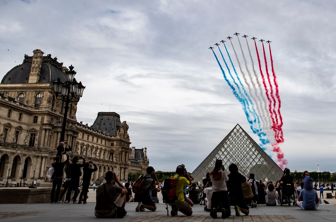 <p>Франция днес отбелязва националния си празник с церемонии, които обаче са белязани от ограничения заради коронавируса.</p>