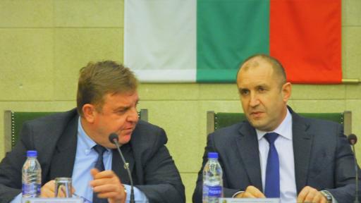  Посрещнаха Румен Радев с 