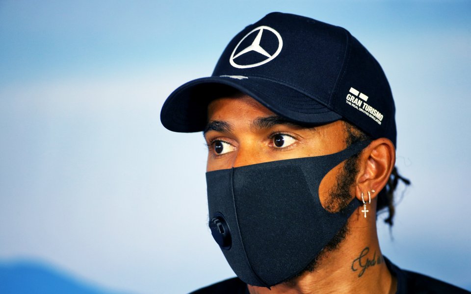 Люис Хамилтън отправи недвусмислено предупреждение на противниците си да не