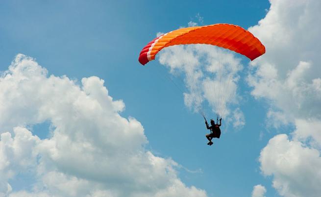 Пожарникари свалиха парапланерист от 9-метрово дърво край Бузлуджа