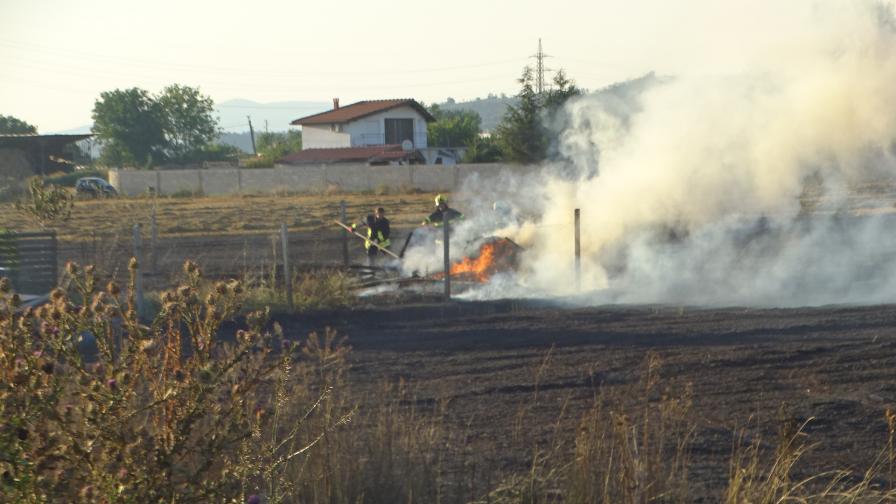 Голям пожар край Благоевград, избавиха къщи от изпепеляване 