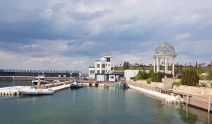  Пристанището и двуетажна сграда в парк 