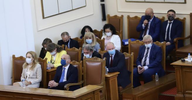 България Напрежение и викове Оставка в парламента Председателят на ПГ