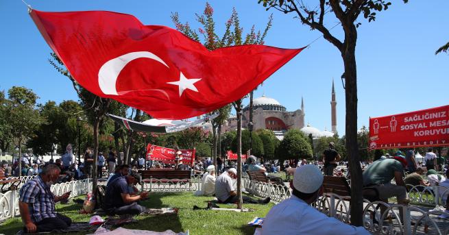 Свят В Гърция горяха турски знамена заради Света София Гърция