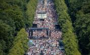  Хиляди стачкуват в Берлин против ограниченията за COVID-19 