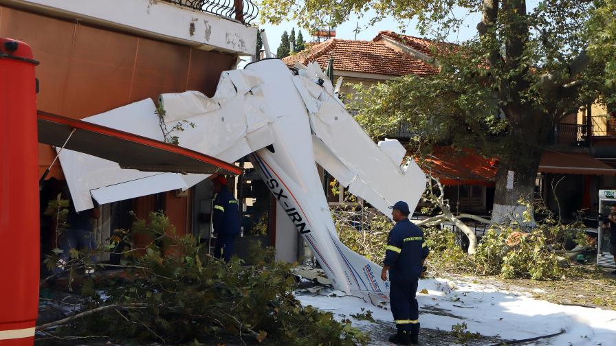  Самолет се разруши в постройка в Северна Гърция 