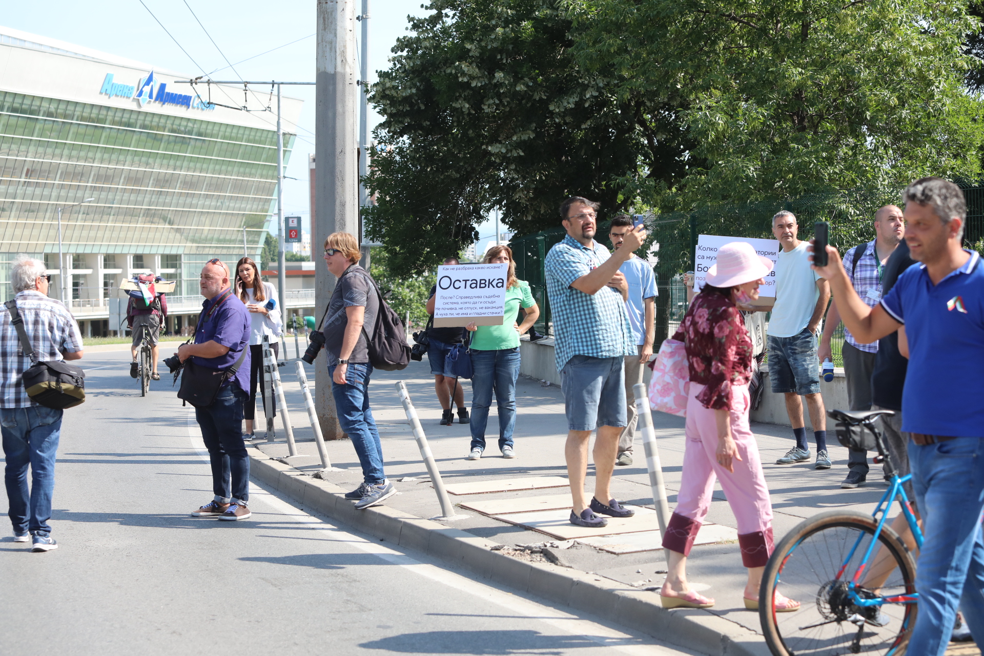 Идващите членове на партията са посрещнати от група протестиращи, които блокираха две от пешеходните пътеки на кръговото кръстовище на „4-ти км”.