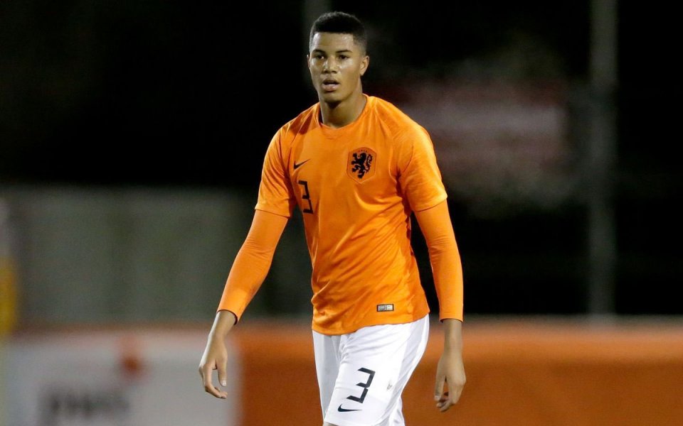 Високо цененият защитник Хавиер Мбуямба е готов да се присъедини