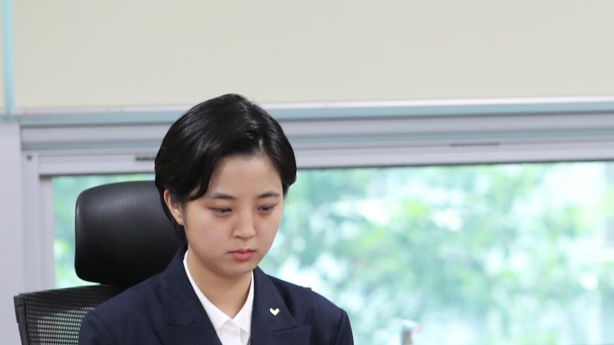  Депутатка с къса рокля взриви духовете в корейския парламент 